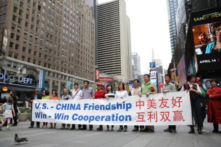 华裔民众在时报广场举标语支持特朗普,认为他有助美中友好。(美国《世界日报》/洪群超 摄) 华裔民众在时报广场举标语支持特朗普,认为他有助美中友好。(美国《世界日报》/洪群超 摄)