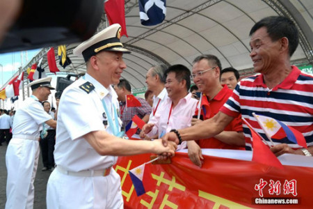 中国海军舰艇编队指挥员沈浩少将与到场迎接的旅菲侨胞握手致意。 <a target='_blank' href='http://www.chinanews.com/'>中新社</a>记者 张明 摄