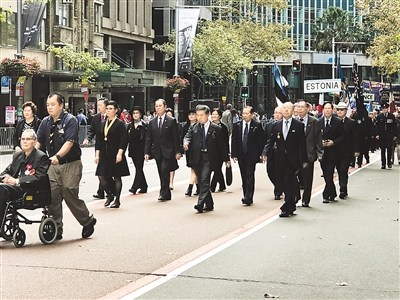 图为“澳新军团日”当天，中国军人后代组成队伍参加游行。
