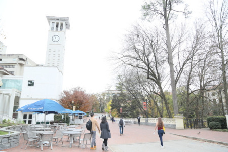 爱默蕾大学是亚城都会区H1B签证计划中最大的用户之一。 爱默蕾大学是亚城都会区H1B签证计划中最大的用户之一。