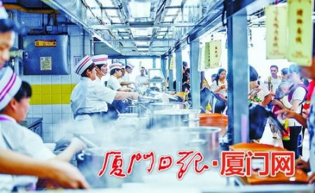 在厦门老字号美食城中,一整排的服务窗口分门别类烹饪传统小吃,甚是壮观。 在厦门老字号美食城中,一整排的服务窗口分门别类烹饪传统小吃,甚是壮观。