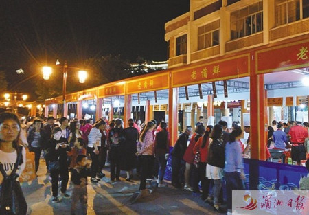 五一假期来妈祖圣地旅游的游客夜间前来光顾。 五一假期来妈祖圣地旅游的游客夜间前来光顾。