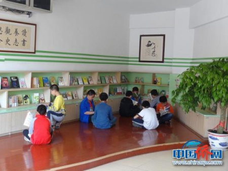 学生们在认真阅读。杜晓珊 摄 学生们在认真阅读。杜晓珊 摄