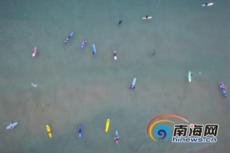 海面上练习冲浪的学员。