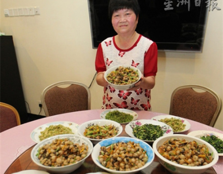 自结婚后,丘秀凤每周都需亲自准备客家擂茶及其他菜肴,早已习惯烹饪的日子,随时都能变出一大桌的美食 自结婚后,丘秀凤每周都需亲自准备客家擂茶及其他菜肴,早已习惯烹饪的日子,随时都能变出一大桌的美食