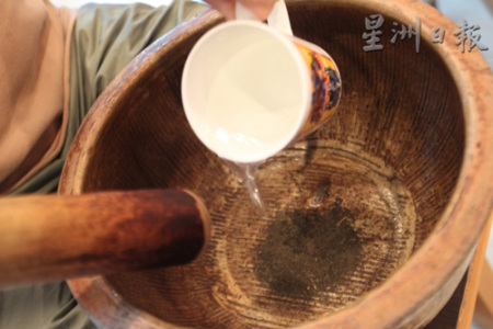 用来制作擂茶的擂钵擂棍。(马来西亚《星洲日报》/黄志汉 摄) 用来制作擂茶的擂钵擂棍。(马来西亚《星洲日报》/黄志汉 摄)