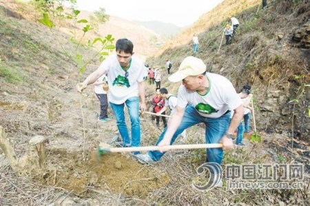 　　在植树活动中，大家热情高涨。