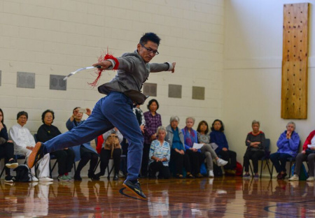 新西兰中国文化中心武术老师张健勇展示武当太极剑
