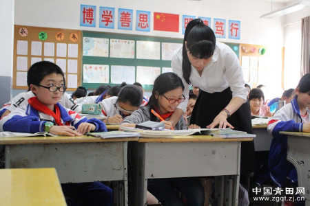 图为尹旭东老师在为学生讲解课题 图为尹旭东老师在为学生讲解课题