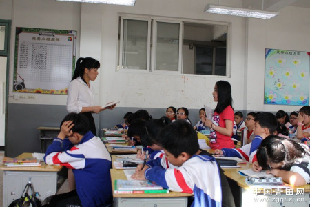 图为尹旭东老师在课堂上和学生进行“开火车回答”问题