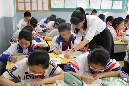 图为尹旭东老师就耐心地教孩子们 图为尹旭东老师就耐心地教孩子们