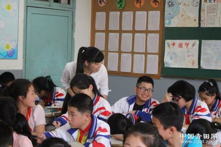 图为尹旭东老师教会学生课题后和学生一起开怀大笑