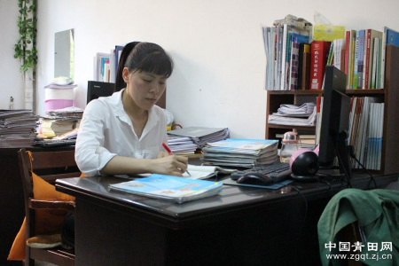 下午5点放学后,看时间还早,尹旭东老师又开始批改作业 下午5点放学后,看时间还早,尹旭东老师又开始批改作业