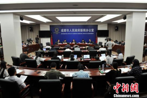 成都市人民政府新闻办公室举行新闻发布会。 黄文杰 摄 成都市人民政府新闻办公室举行新闻发布会。 黄文杰 摄