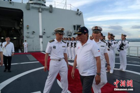 杜特尔特总统结束参观时戴着长春舰纪念帽离开。 <a target='_blank' href='http://www.chinanews.com/'>中新社</a>记者 张明 摄 杜特尔特总统结束参观时戴着长春舰纪念帽离开。 <a target='_blank' href='http://www.chinanews.com/'>中新社</a>记者 张明 摄