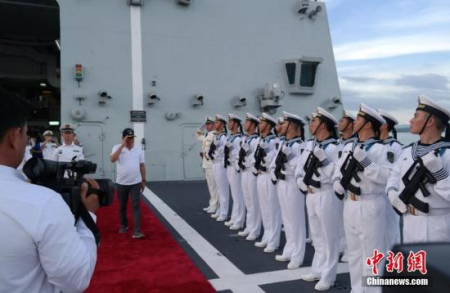 图为杜特尔特总统检阅仪仗队。 <a target='_blank' href='http://www.chinanews.com/'>中新社</a>记者 张明 摄 图为杜特尔特总统检阅仪仗队。 <a target='_blank' href='http://www.chinanews.com/'>中新社</a>记者 张明 摄