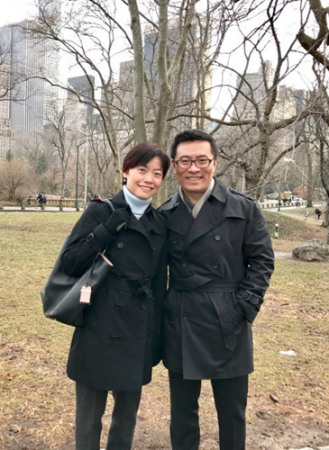 何为和太太薛明在一起。 何为和太太薛明在一起。
