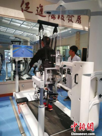 2017年，山西省针灸医院引进瑞士第六代专业型下肢康复机器人，将针灸的“静”与康复的“动”结合，对脑外伤患者进行康复训练。　范丽芳 摄