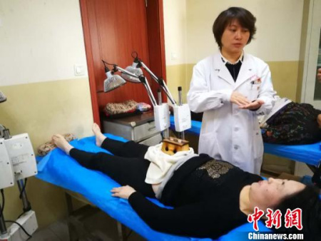 国医大师吕景山的女儿吕玉娥展示针灸技术。　范丽芳 摄