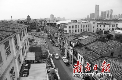 在高楼的映衬下，水东街显得古朴安静。南方日报记者 王昌辉 摄