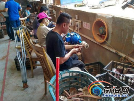 残疾人员工自食其力挣钱养家。 残疾人员工自食其力挣钱养家。