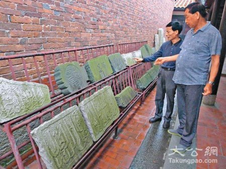 丁国荣(左)在介绍丁氏阿拉伯先祖的历史/大公网记者蒋煌基摄 丁国荣(左)在介绍丁氏阿拉伯先祖的历史/大公网记者蒋煌基摄