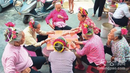 蟳埔女人头上的“簪花围”/大公网记者蒋煌基摄 蟳埔女人头上的“簪花围”/大公网记者蒋煌基摄