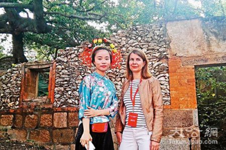 身穿蟳埔女传统服饰的王秀梅(左)与到访外国客人/受访者供图 身穿蟳埔女传统服饰的王秀梅(左)与到访外国客人/受访者供图