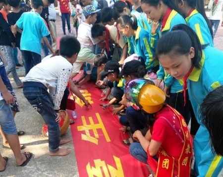 吸引学生们前来观看。 吸引学生们前来观看。