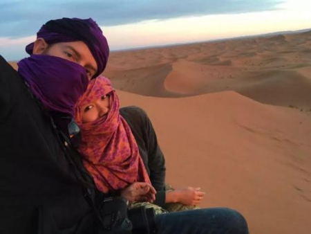 苍蕊夫妇在摩洛哥沙漠中做义工。（美国《侨报》资料图）