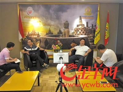 羊城晚报全媒体记者在印尼采访年轻一代华人。