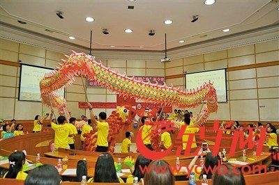 海外华人青年表演舞龙舞狮。受访者供图