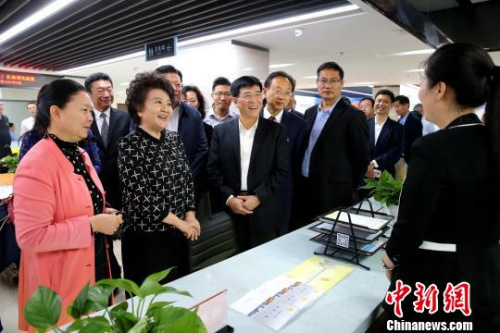 国侨办主任裘援平(左二)、山东省政府副秘长魏华祥(右一)、山东省侨办主任刘方会(右二)等一行考察济南高新区政务服务大厅侨务服务窗口。 梁犇 摄 国侨办主任裘援平(左二)、山东省政府副秘长魏华祥(右一)、山东省侨办主任刘方会(右二)等一行考察济南高新区政务服务大厅侨务服务窗口。 梁犇 摄