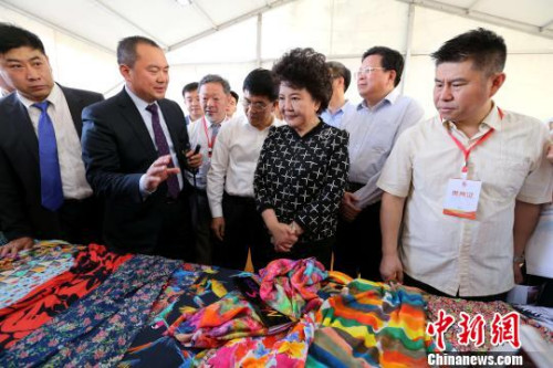 国侨办主任裘援平等一行到侨企德迈国际信息产业园,现场考察由德迈国际世界领先工业打印机打印出的产品。 梁犇 摄 国侨办主任裘援平等一行到侨企德迈国际信息产业园,现场考察由德迈国际世界领先工业打印机打印出的产品。 梁犇 摄