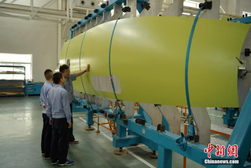 资料图：工程技术人员正在对即将出厂的C919大型客机部件进行检验。 <a target='_blank' href='http://www.chinanews.com/'>中新社</a>记者 刘忠俊 摄