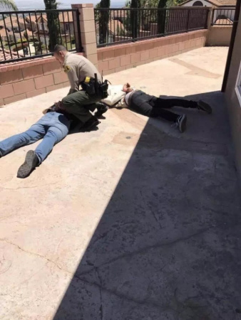 警察赶到逮捕窃贼。(美国《世界日报》/张岩 摄) 警察赶到逮捕窃贼。(美国《世界日报》/张岩 摄)
