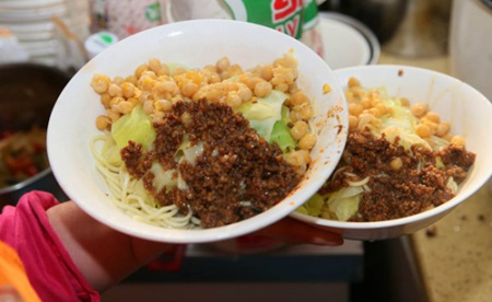 小面作为重庆市民的传统面食,因其独特口感,近年来闻名全国。狭义的重庆小面指麻辣素面,分汤面和干溜两种;广义的小面还包括有臊子的面食,如牛肉、肥肠、豌豆杂酱面等。一碗小面辅以辣椒、蒜泥、高汤、老姜、油酥黄豆、香葱、香菜、花椒、芽菜、芝麻、榨菜粒等10多种佐料,调配出鲜香麻辣味道,受到顾客欢迎。新华社记者 才扬 摄影报道 小面作为重庆市民的传统面食,因其独特口感,近年来闻名全国。狭义的重庆小面指麻辣素面,分汤面和干溜两种;广义的小面还包括有臊子的面食,如牛肉、肥肠、豌豆杂酱面等。一碗小面辅以辣椒、蒜泥、高汤、老姜、油酥黄豆、香葱、香菜、花椒、芽菜、芝麻、榨菜粒等10多种佐料,调配出鲜香麻辣味道,受到顾客欢迎。新华社记者 才扬 摄影报道