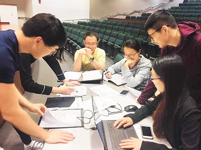 图为孟浩与同学们在金融管理课上认真讨论老师提出的问题。 图为孟浩与同学们在金融管理课上认真讨论老师提出的问题。