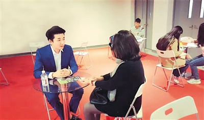 吕正(左)积累一定的专业知识后,开始自己创办教育机构。图为他正在中国国际教育展与家长一起给孩子做留学的职业规划。 吕正(左)积累一定的专业知识后,开始自己创办教育机构。图为他正在中国国际教育展与家长一起给孩子做留学的职业规划。