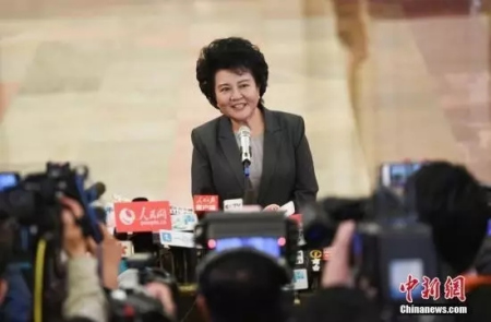 3月3日，全国政协十二届五次会议在北京人民大会堂开幕。国务院侨务办公室主任裘援平在“部长通道”接受记者采访