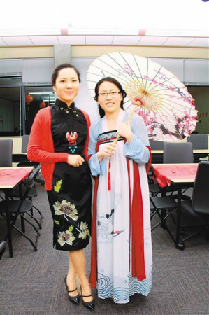 图为美国西北大学学生穿中国传统服饰参加国际生聚会。 图为美国西北大学学生穿中国传统服饰参加国际生聚会。