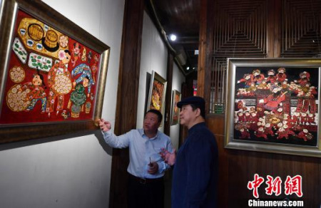 图为之前实验班学员的作品展览。　吕明 摄