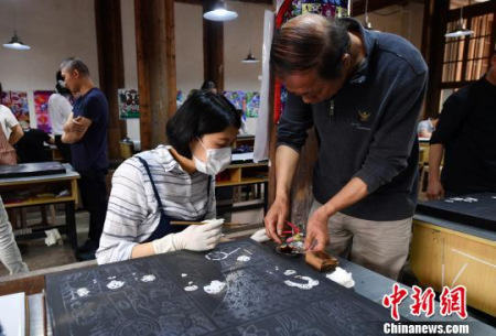 图为漆艺老师指导学生。 吕明 摄 图为漆艺老师指导学生。 吕明 摄