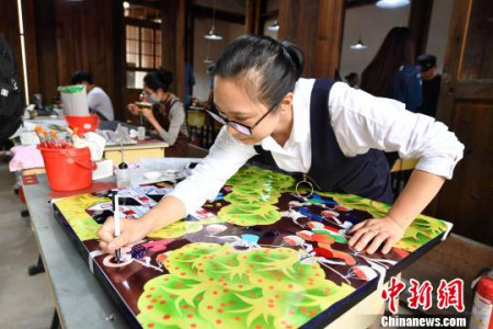 图为学员在实验班基地进行创作。 吕明 摄 图为学员在实验班基地进行创作。 吕明 摄