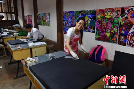 图为学员在实验班基地进行创作。 吕明 摄 图为学员在实验班基地进行创作。 吕明 摄