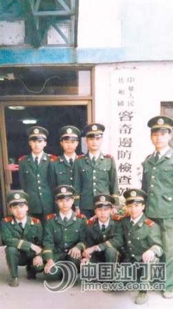 胡波新兵照(第一排左起第一个)。 胡波新兵照(第一排左起第一个)。