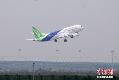 5月5日,中国首款国际主流水准的干线客机C919在上海浦东国际机场成功首飞。图为C919起飞升空。 <a target='_blank' href='http://www.chinanews.com/'>中新社</a>记者 孙自法 摄 5月5日,中国首款国际主流水准的干线客机C919在上海浦东国际机场成功首飞。图为C919起飞升空。 <a target='_blank' href='http://www.chinanews.com/'>中新社</a>记者 孙自法 摄