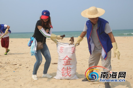 志愿者在万宁大洲岛清理垃圾。 志愿者在万宁大洲岛清理垃圾。