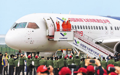 5月5日,C919在万众瞩目中首飞成功。 王初摄(人民视觉) 5月5日,C919在万众瞩目中首飞成功。 王初摄(人民视觉)