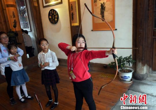 福州少年体验传统射艺,乐融融。 刘可耕 摄 福州少年体验传统射艺,乐融融。 刘可耕 摄